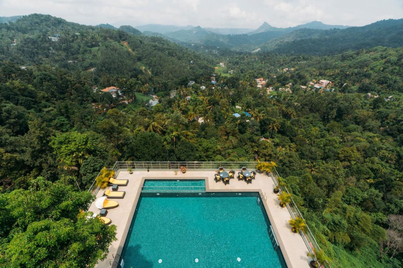 Hotel The Panoramic Getaway Munnar Exteriér fotografie Aerial view of the swimming pool at the hotel