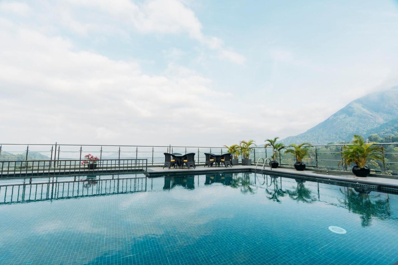 Hotel The Panoramic Getaway Munnar Exteriér fotografie The swimming pool at the top of the hotel