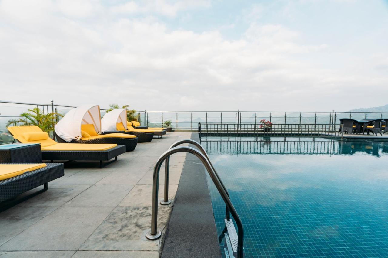 Hotel The Panoramic Getaway Munnar Exteriér fotografie Rooftop pool at the hotel