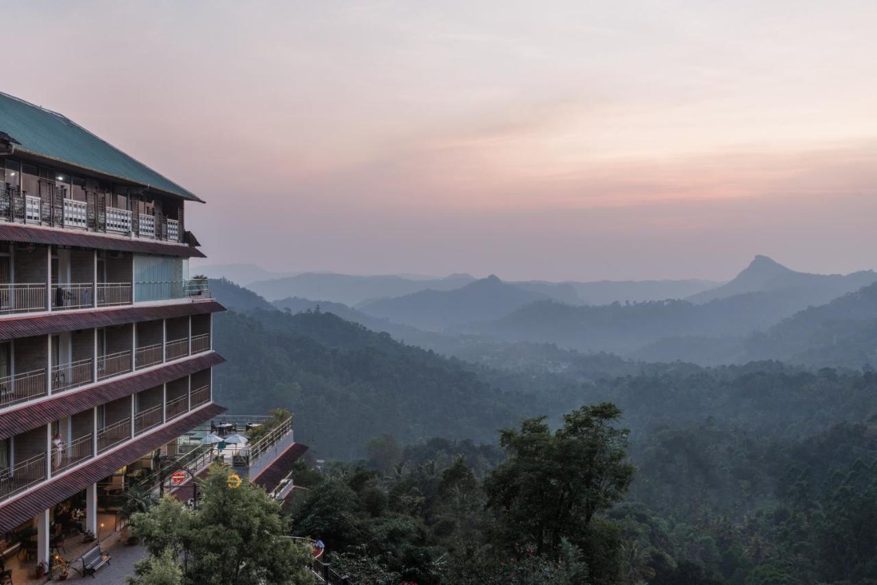 Hotel The Panoramic Getaway Munnar Exteriér fotografie View of the hotel
