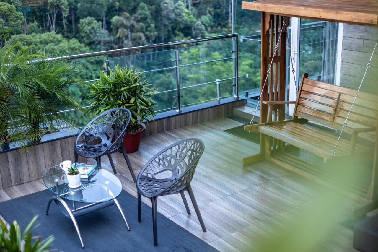 Hotel The Panoramic Getaway Munnar Exteriér fotografie A balcony
