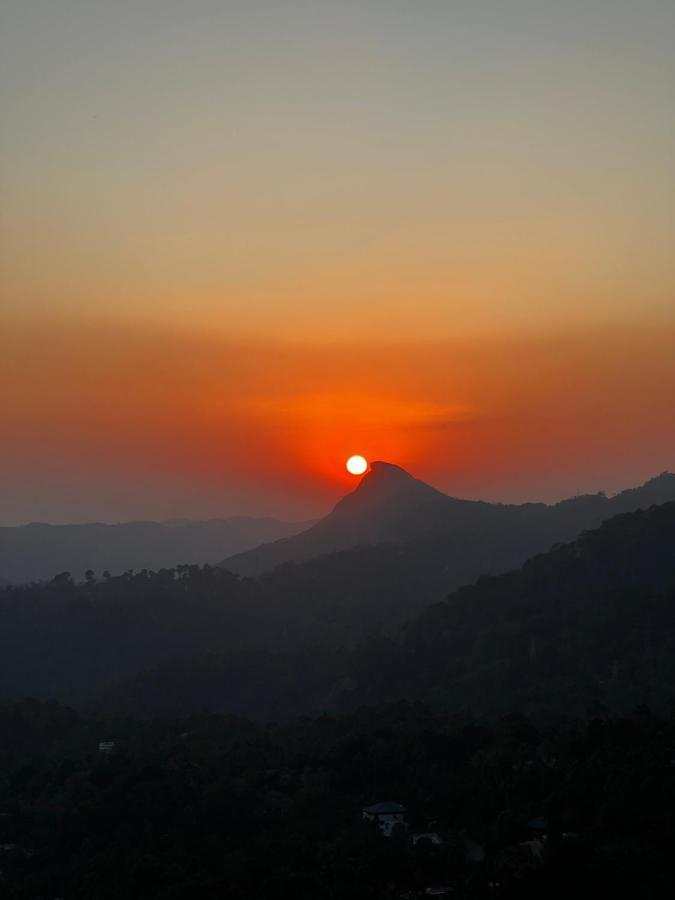 Hotel The Panoramic Getaway Munnar Exteriér fotografie Sunset over Mount Apo