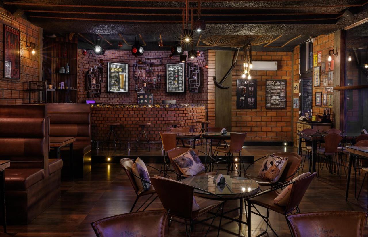 Hotel The Panoramic Getaway Munnar Exteriér fotografie The interior of the bar