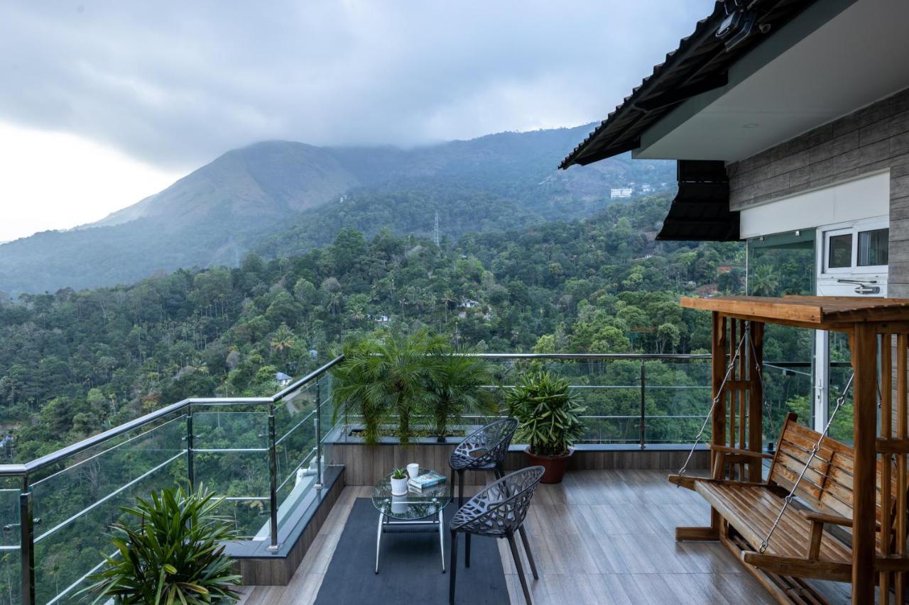 Hotel The Panoramic Getaway Munnar Exteriér fotografie View of the mountain from the balcony of a house in the village