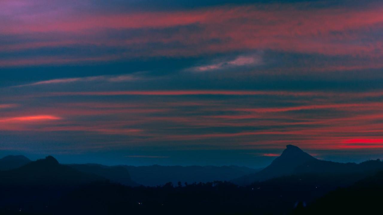 Hotel The Panoramic Getaway Munnar Exteriér fotografie Sunset over the Sierra de los Caracoles