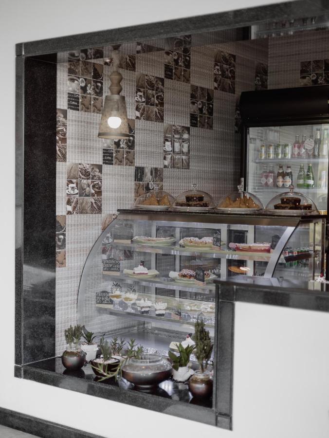 Hotel The Panoramic Getaway Munnar Exteriér fotografie A pastry display case