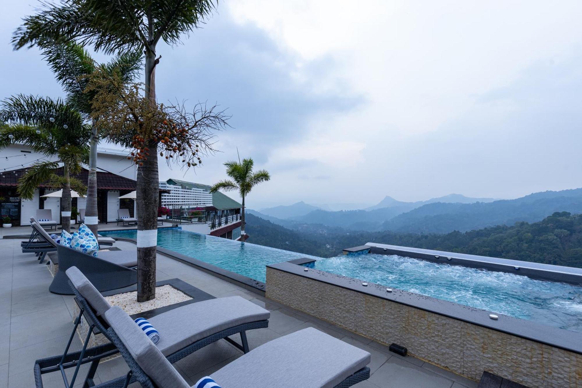 Hotel The Panoramic Getaway Munnar Exteriér fotografie The swimming pool at the resort