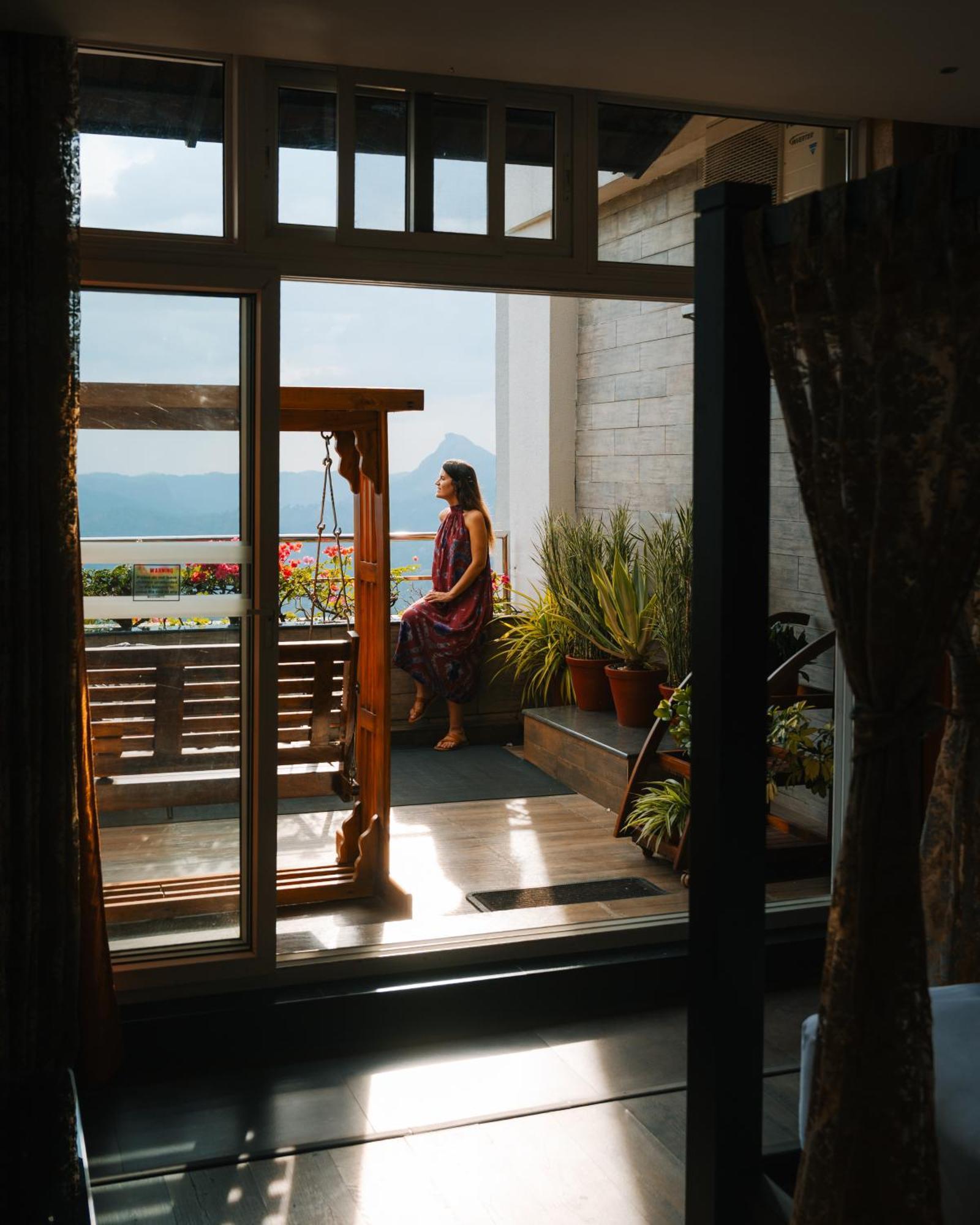 Hotel The Panoramic Getaway Munnar Exteriér fotografie A woman on a balcony