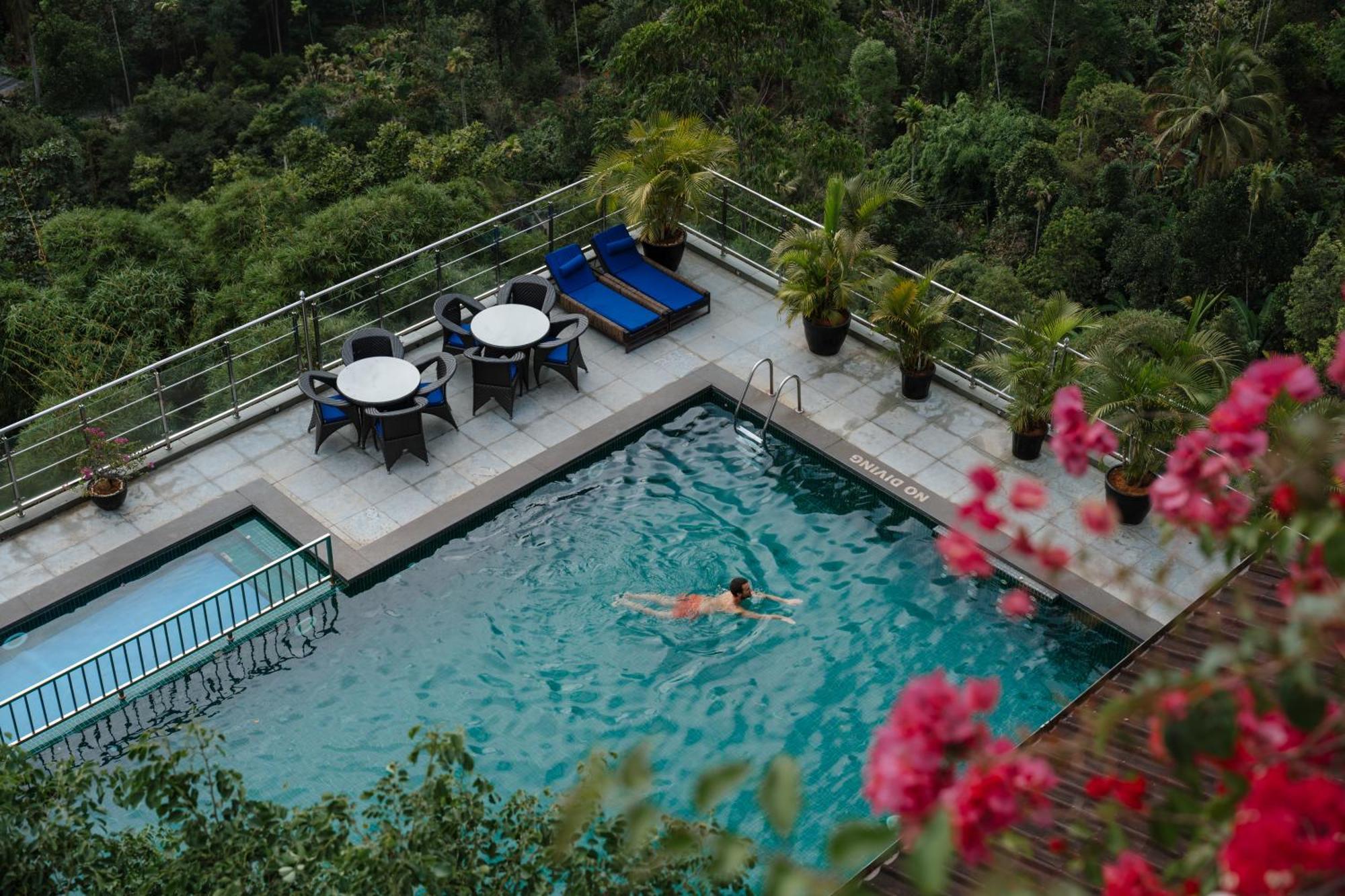 Hotel The Panoramic Getaway Munnar Exteriér fotografie The swimming pool at the hotel
