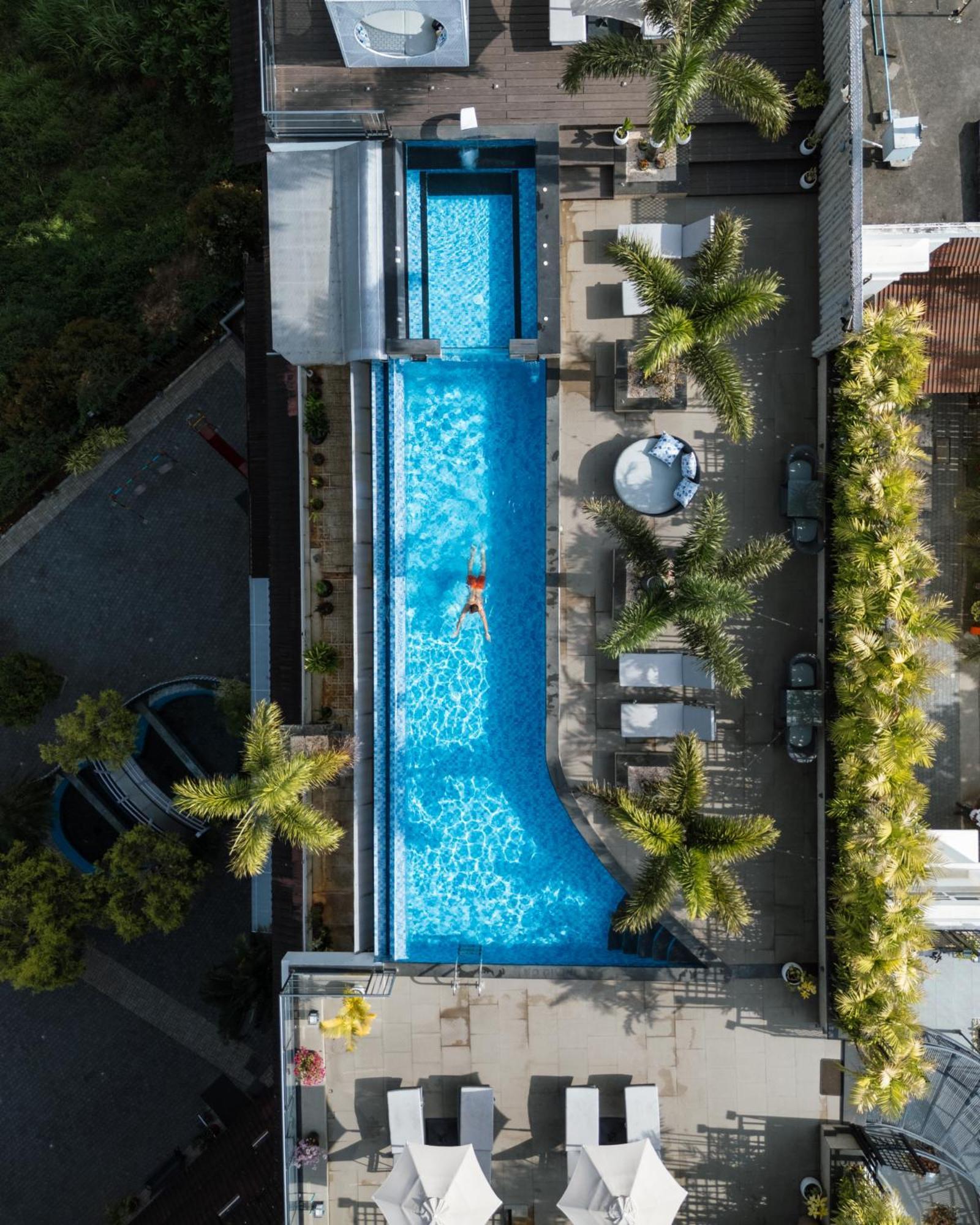 Hotel The Panoramic Getaway Munnar Exteriér fotografie Aerial view of the pool