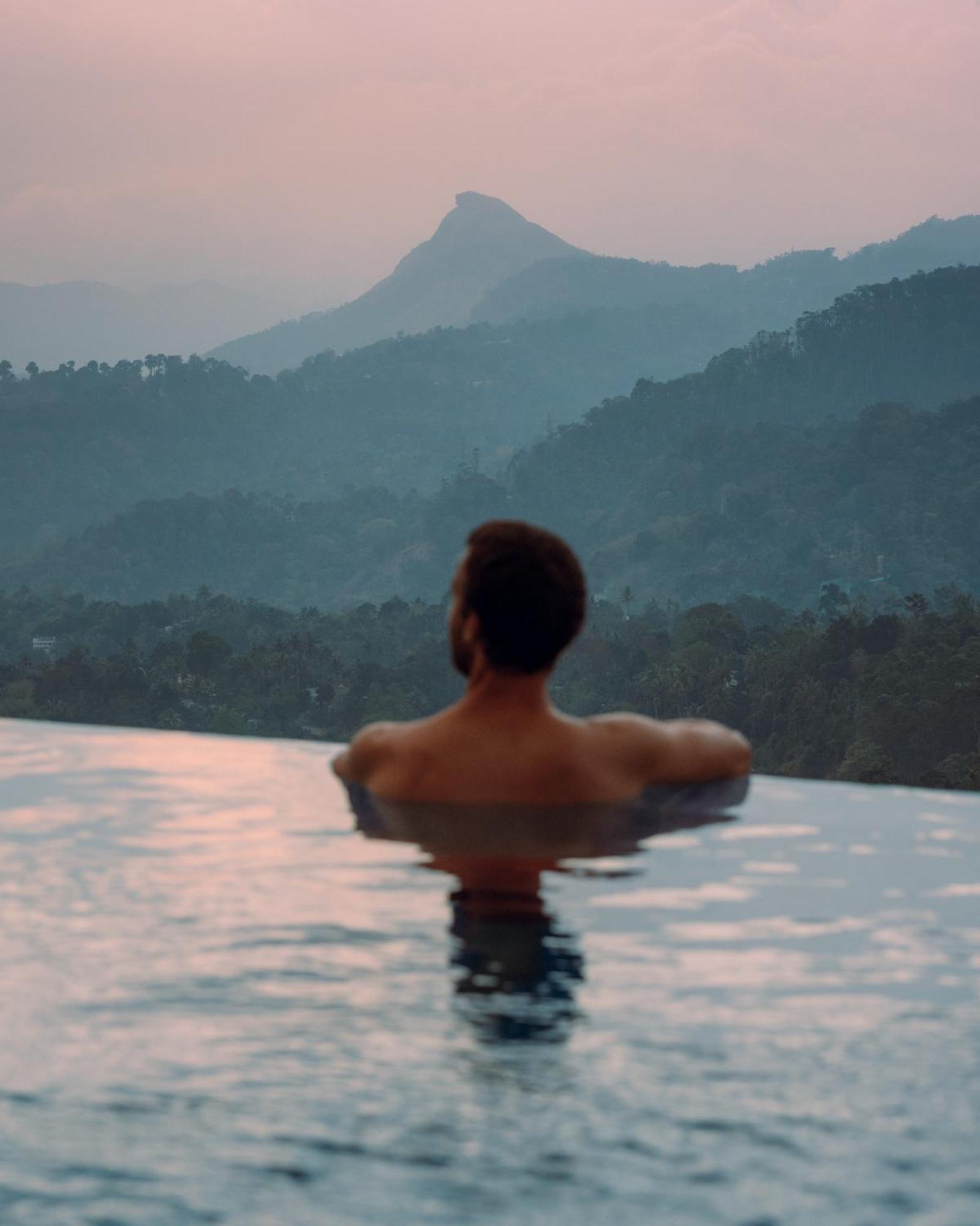 Hotel The Panoramic Getaway Munnar Exteriér fotografie A man in a swimming pool