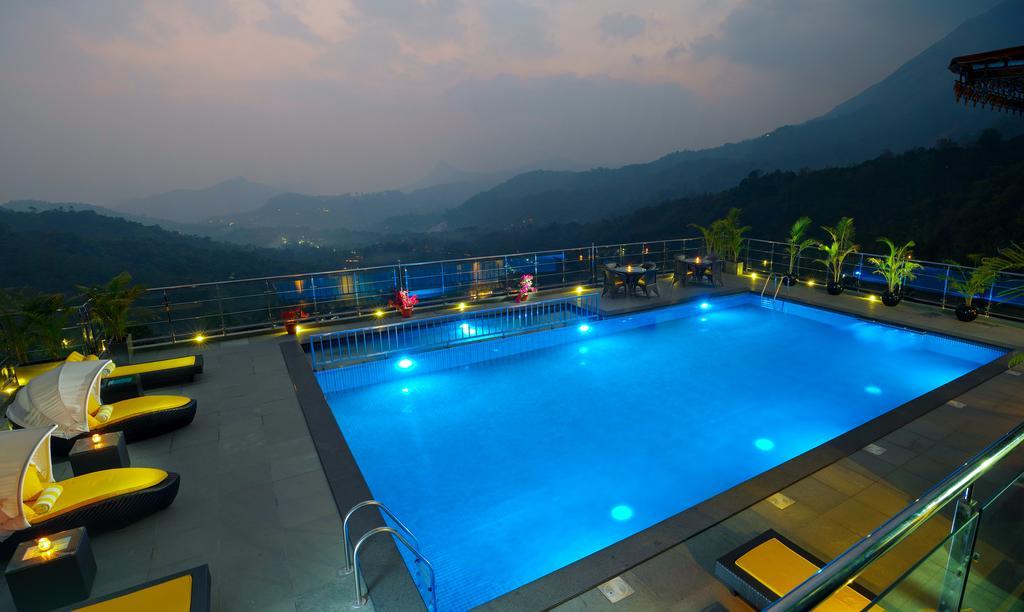 Hotel The Panoramic Getaway Munnar Exteriér fotografie The swimming pool at the resort