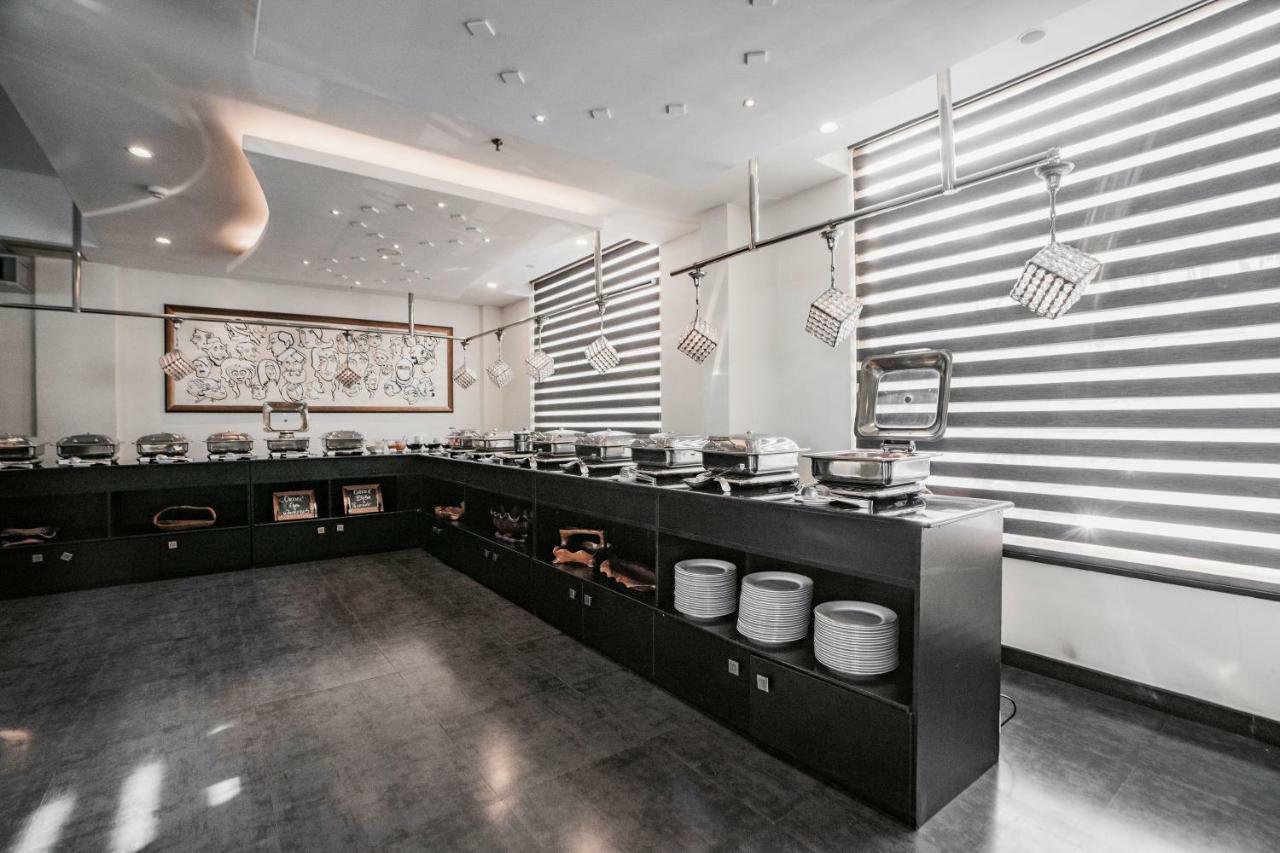 Hotel The Panoramic Getaway Munnar Exteriér fotografie The buffet at the restaurant