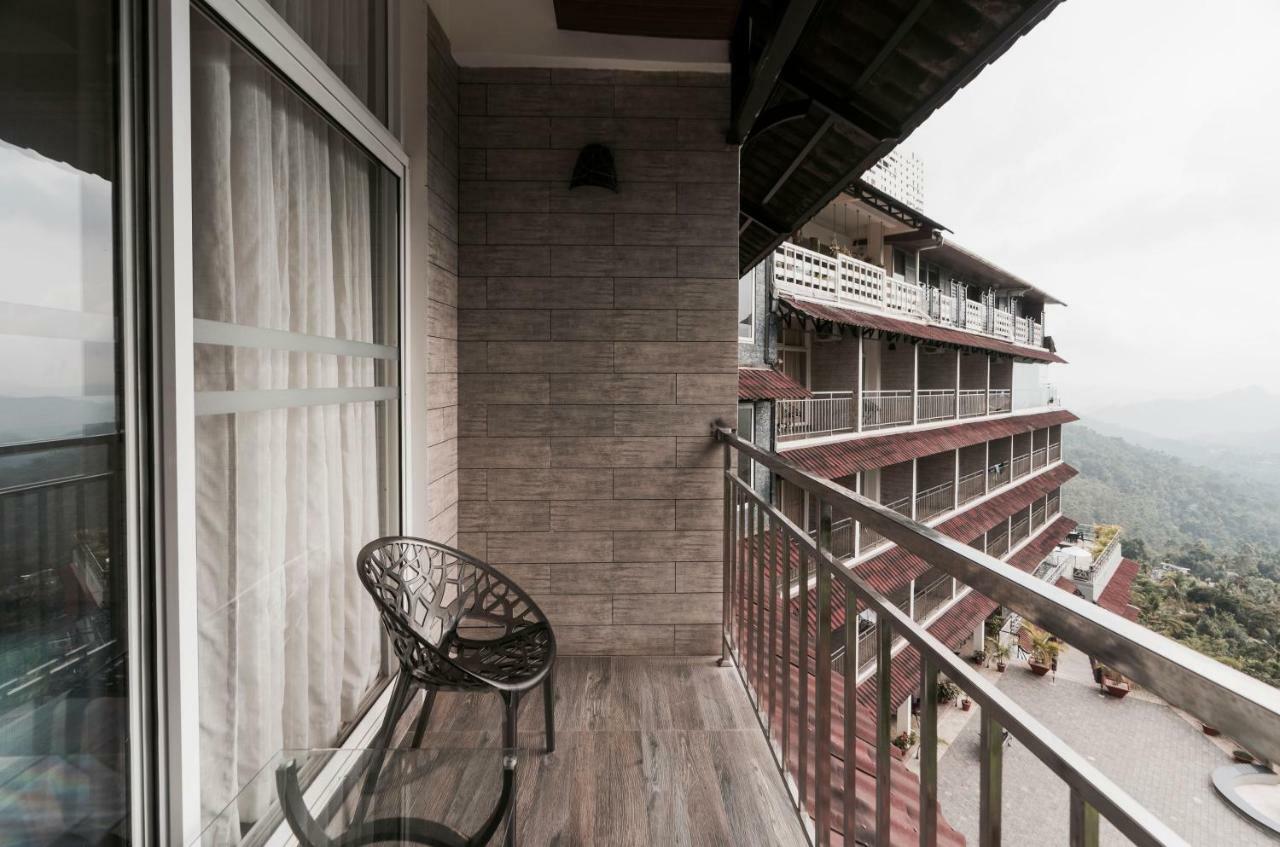Hotel The Panoramic Getaway Munnar Exteriér fotografie A balcony