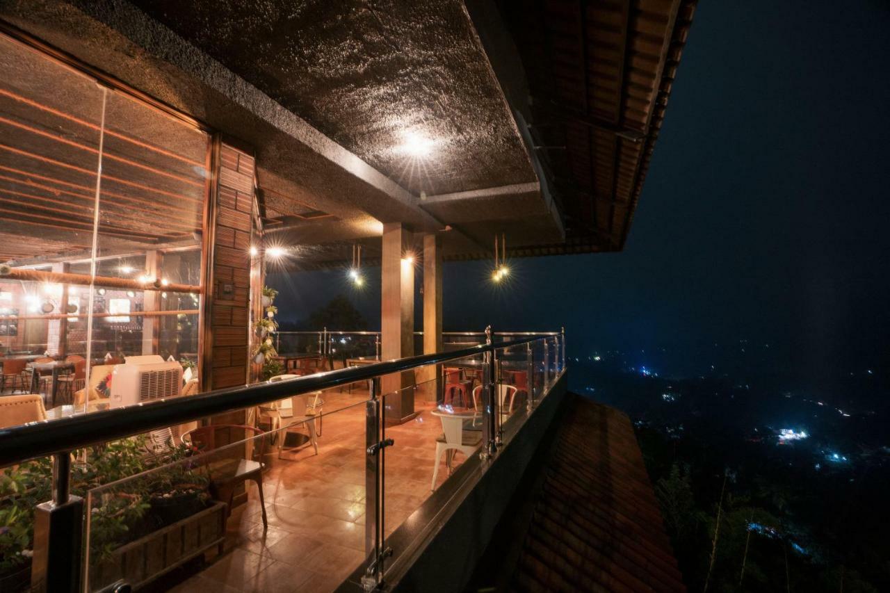 Hotel The Panoramic Getaway Munnar Exteriér fotografie The restaurant at the top of the tower