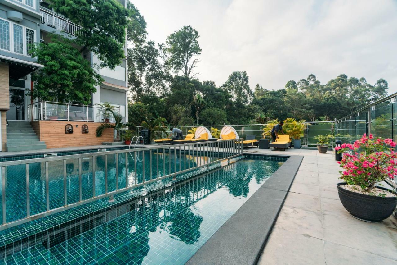 Hotel The Panoramic Getaway Munnar Exteriér fotografie The swimming pool at the hotel